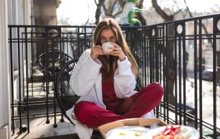Woman eating breakfast in line with her circadian rhythm