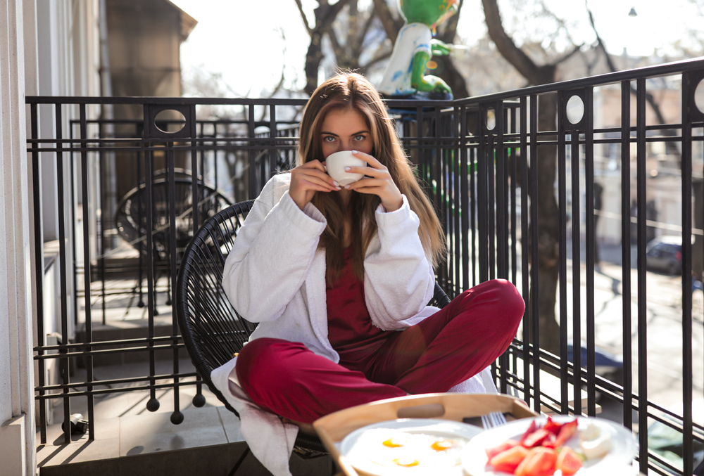Woman eating breakfast in line with her circadian rhythm